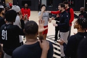 🎄圣诞快乐！阿夫迪亚给队友们每人送上一台迷你冰箱作为礼物！